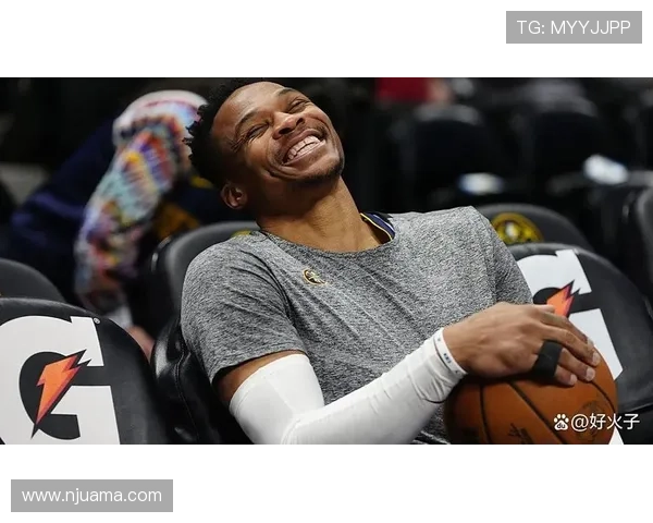 [NBA]拉塞尔中路突破妙传 海斯滑翔单臂空接.